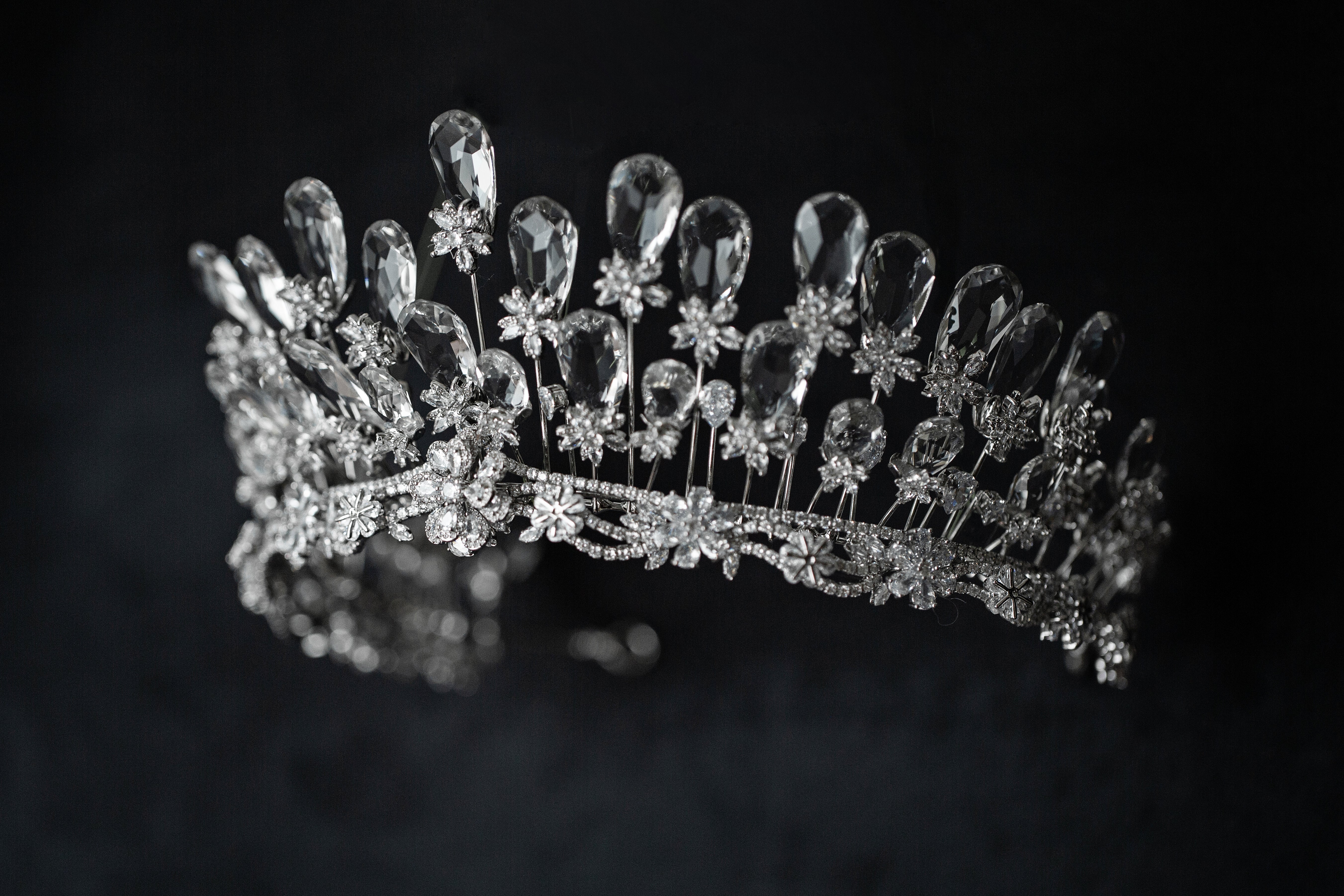 Regal Brilliance: Swarovski Crystal Bridal Tiara