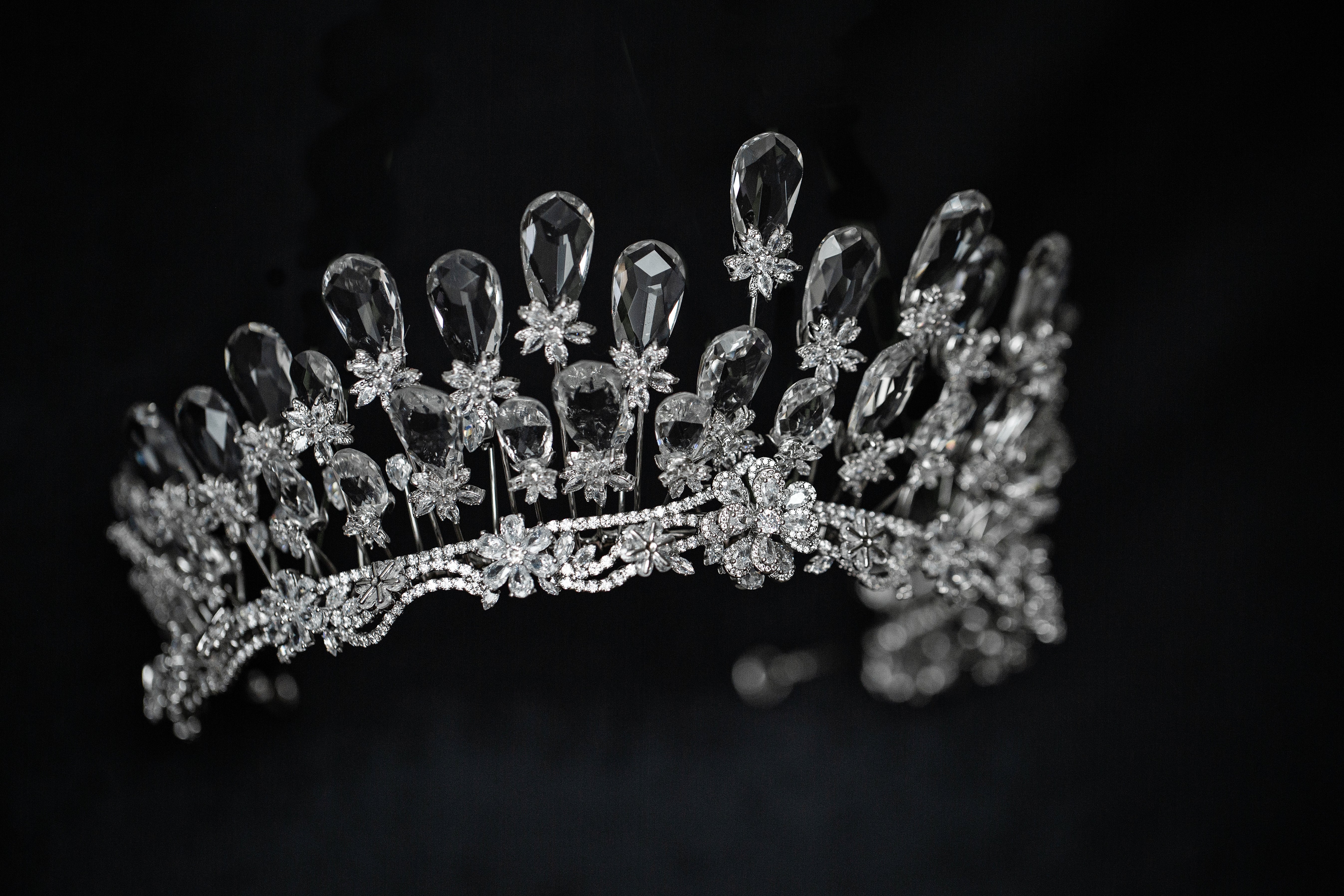 Regal Brilliance: Swarovski Crystal Bridal Tiara